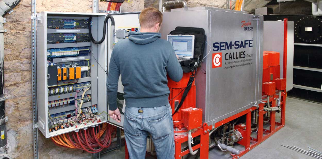 technischer Mitarbeiter bei der Wartung einer Hochdruck-Wassernebelanlage