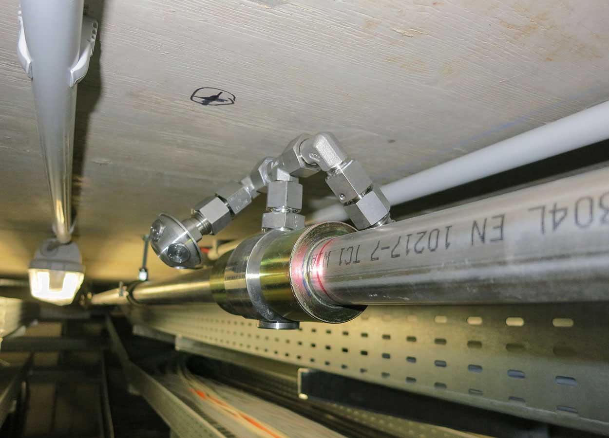 High-pressure water-mist fire protection for cable conduits 