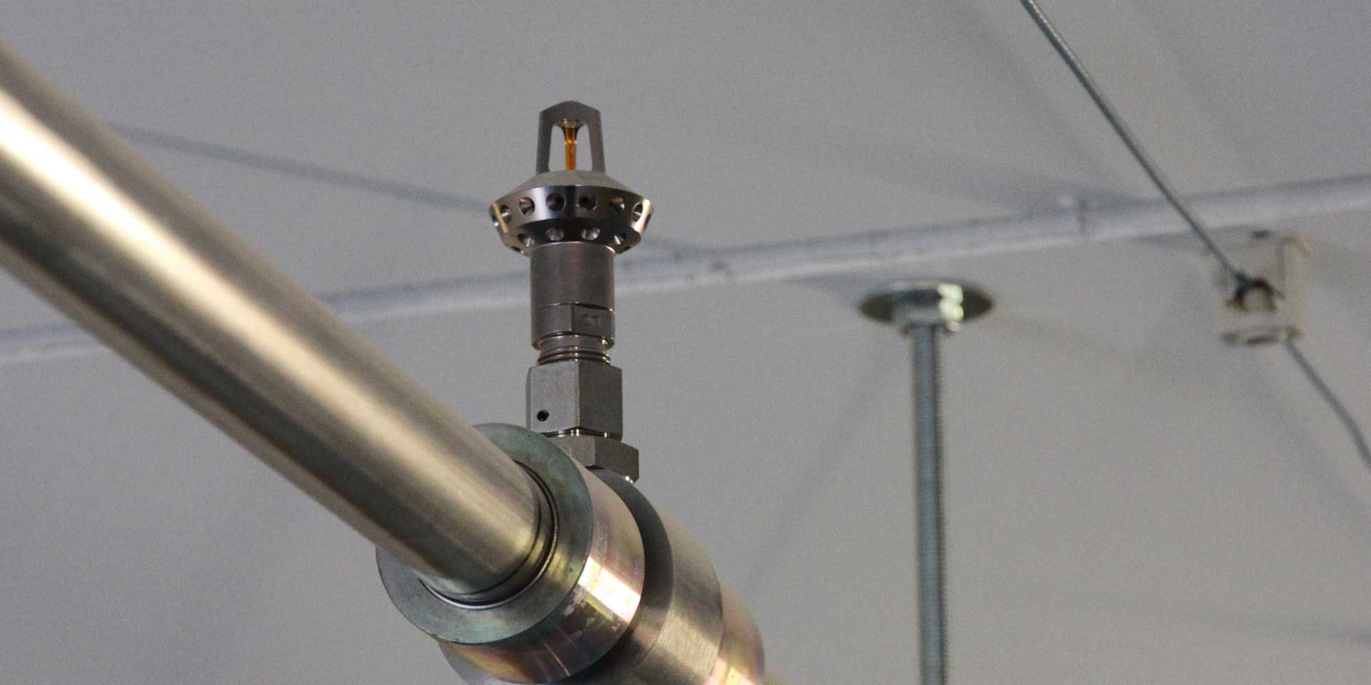 Die Nahaufnahme einer Sprühdüse für Wassernebel